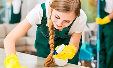 地板上“毛絮”很多?家政阿姨:用女人都爱的它,清理毛絮不费劲